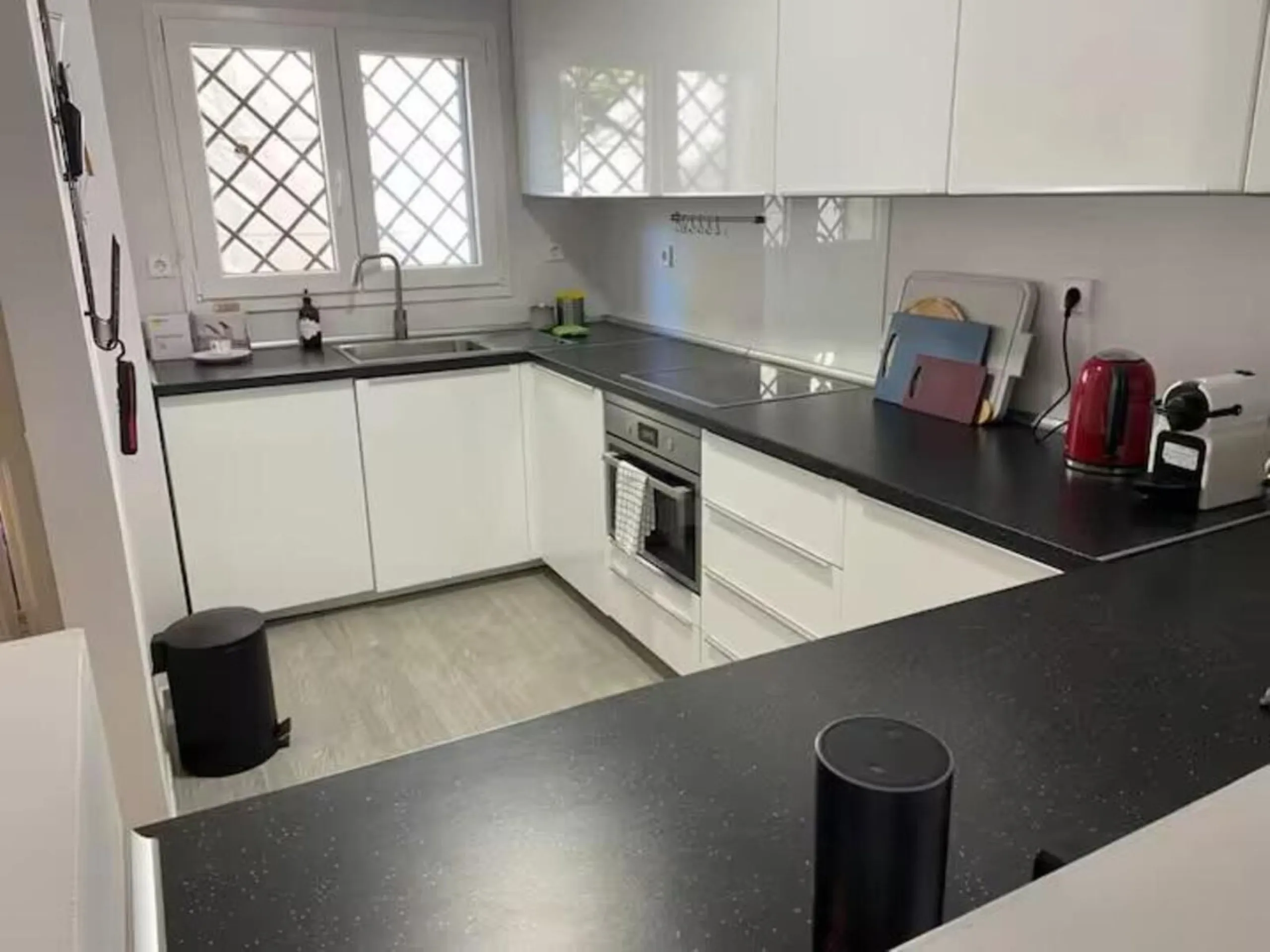 Newly renovated ground-floor apartment in the sought offer Aloha Gardens and heart of Marbella's sought-after Golf Valley. Ideally positioned within walking distance of the Aloha Golf clubhouse and just a short buggy ride from the renowned Las Brisas Golf