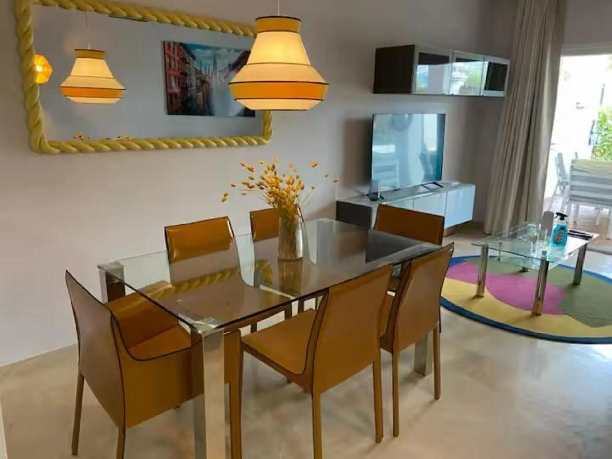 Newly renovated ground-floor apartment in the sought offer Aloha Gardens and heart of Marbella's sought-after Golf Valley. Ideally positioned within walking distance of the Aloha Golf clubhouse and just a short buggy ride from the renowned Las Brisas Golf