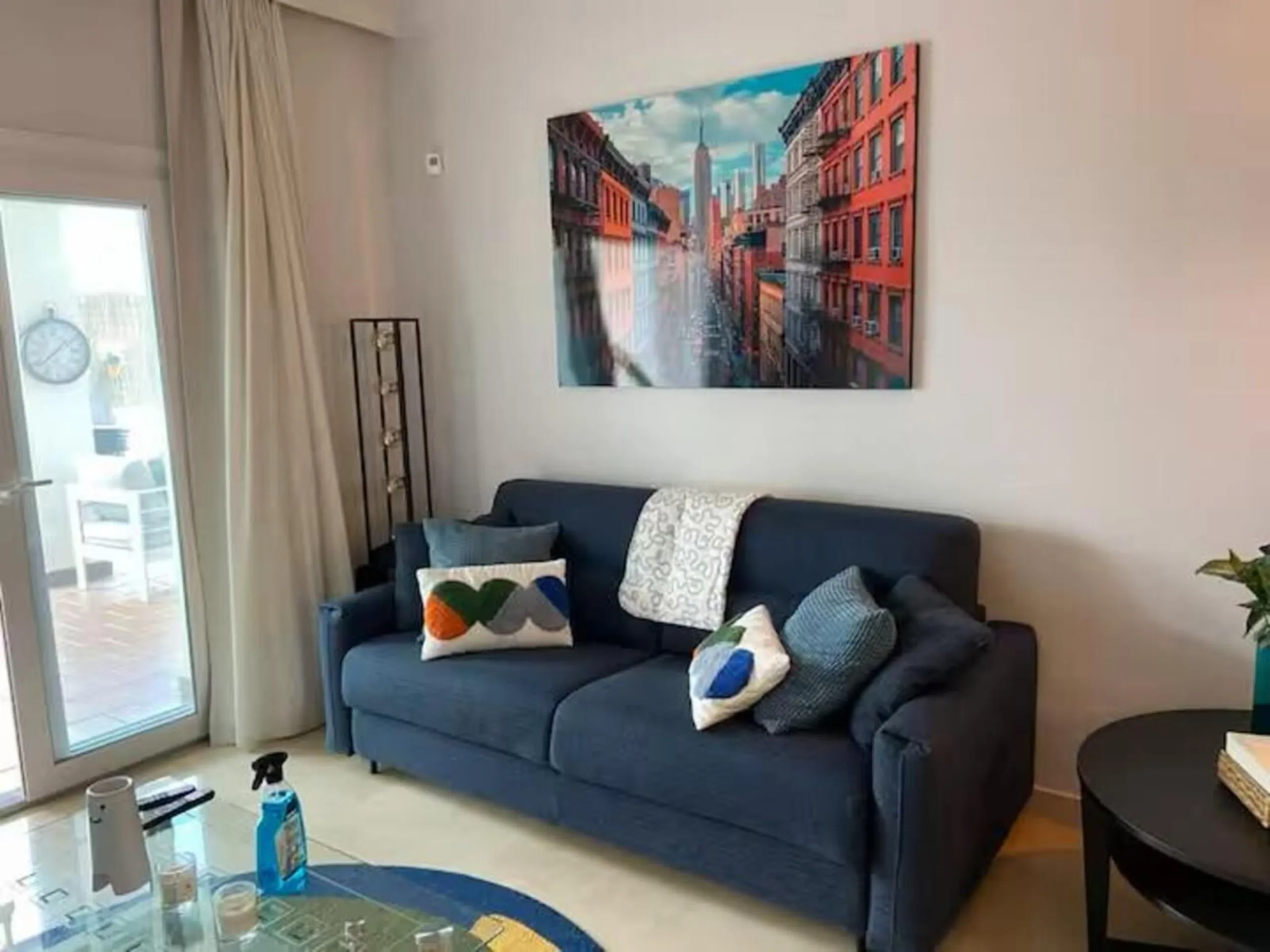 Newly renovated ground-floor apartment in the sought offer Aloha Gardens and heart of Marbella's sought-after Golf Valley. Ideally positioned within walking distance of the Aloha Golf clubhouse and just a short buggy ride from the renowned Las Brisas Golf