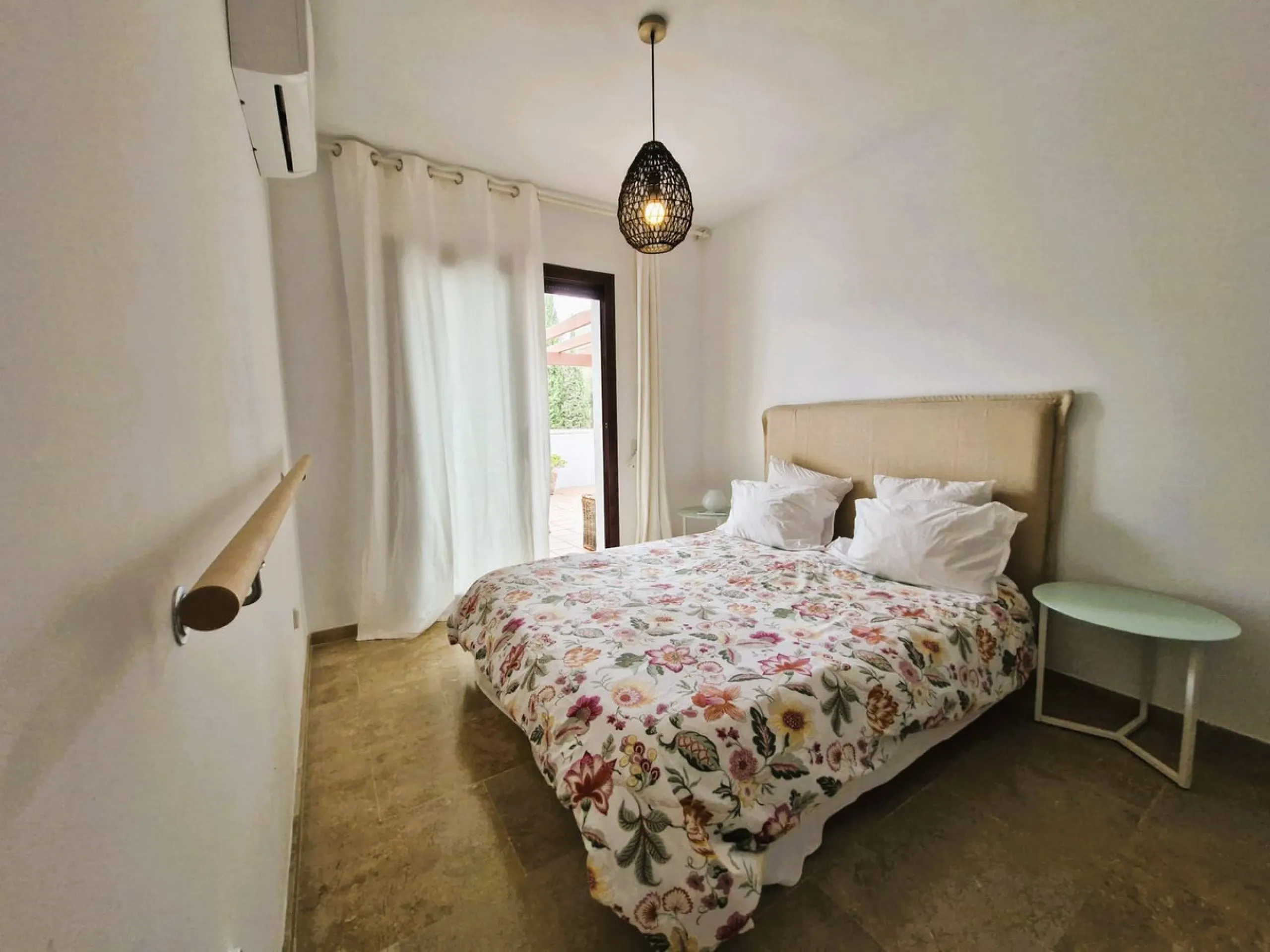 This beautiful apartment is located in an established urbanization in Las Lomas del Marbella Club, with communal garden and swimming pool, just 5 minutes from Marbella center, Puerto Banus and the beach. Le gatad complex with 24hours manned security.