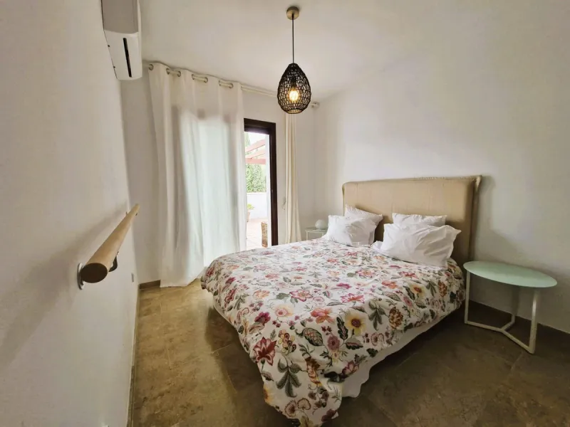 This beautiful apartment is located in an established urbanization in Las Lomas del Marbella Club, with communal garden and swimming pool, just 5 minutes from Marbella center, Puerto Banus and the beach. Le gatad complex with 24hours manned security.