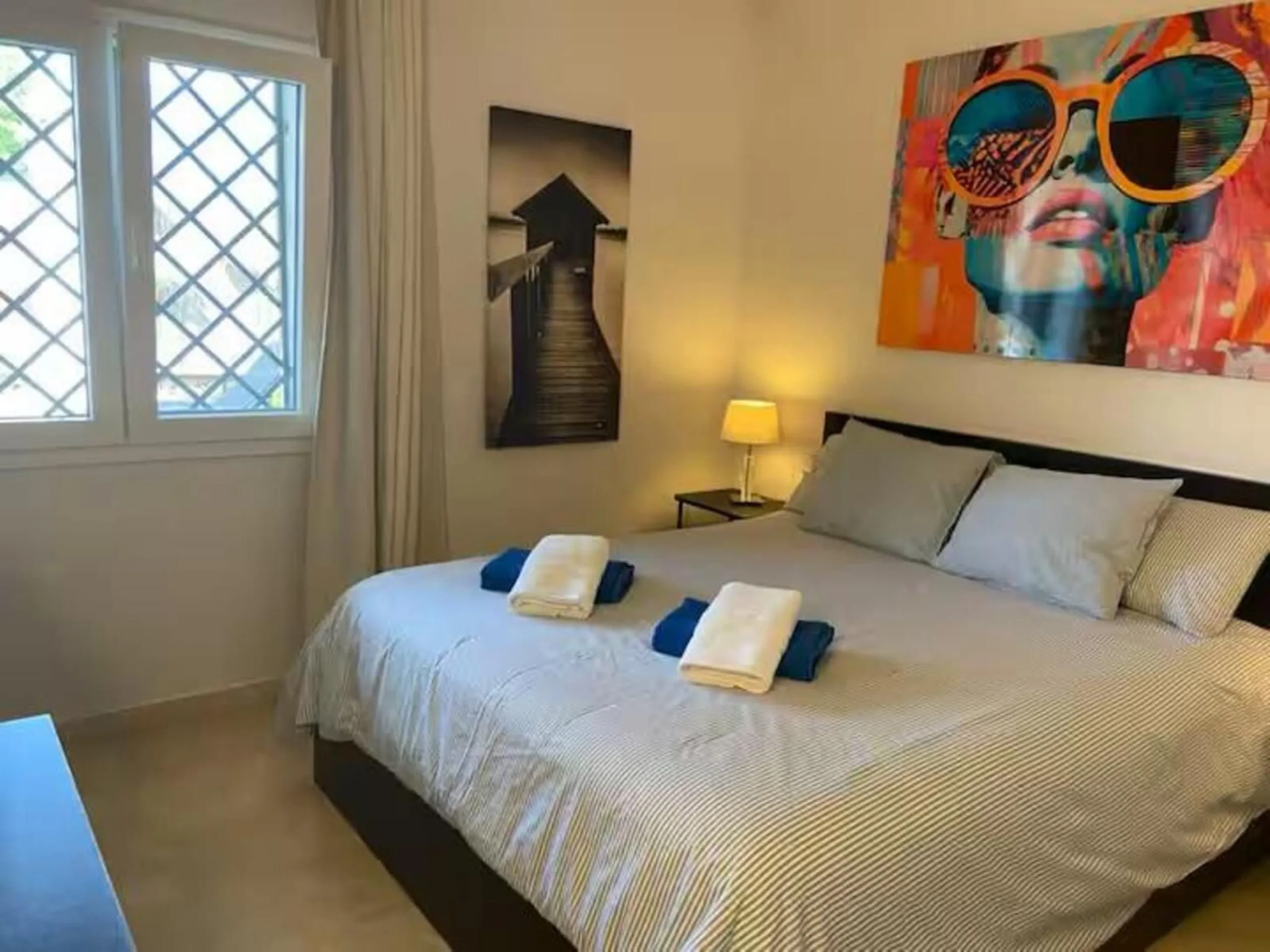 Newly renovated ground-floor apartment in the sought offer Aloha Gardens and heart of Marbella's sought-after Golf Valley. Ideally positioned within walking distance of the Aloha Golf clubhouse and just a short buggy ride from the renowned Las Brisas Golf