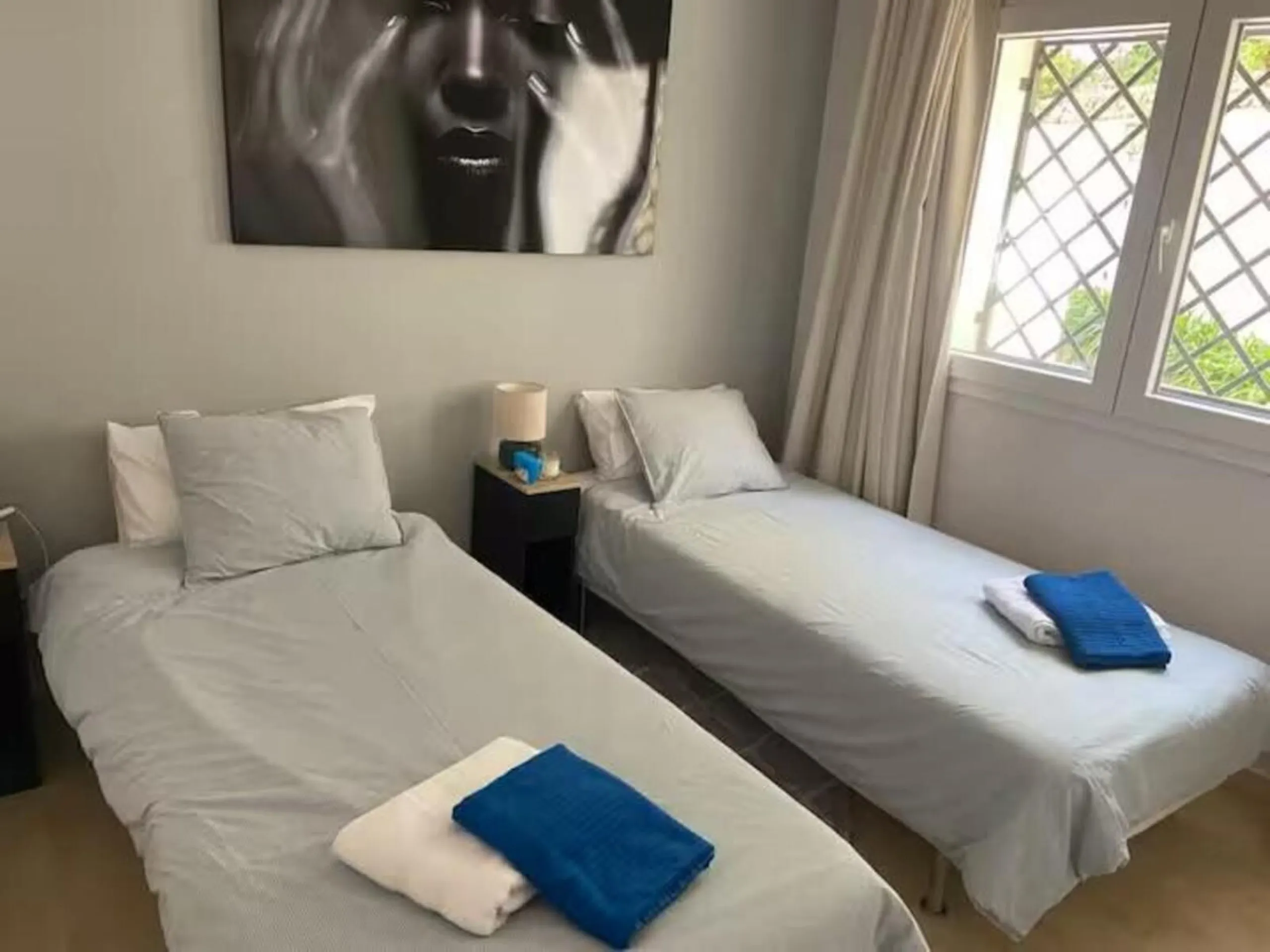 Newly renovated ground-floor apartment in the sought offer Aloha Gardens and heart of Marbella's sought-after Golf Valley. Ideally positioned within walking distance of the Aloha Golf clubhouse and just a short buggy ride from the renowned Las Brisas Golf