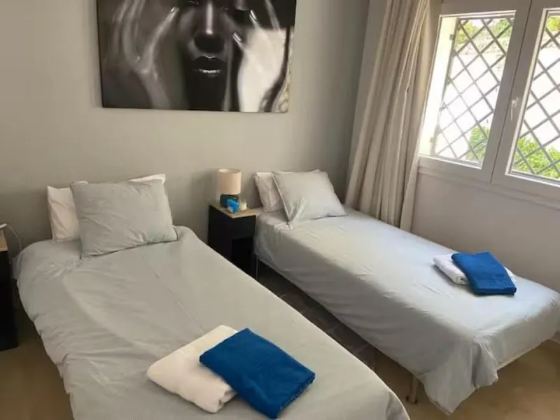 Newly renovated ground-floor apartment in the sought offer Aloha Gardens and heart of Marbella's sought-after Golf Valley. Ideally positioned within walking distance of the Aloha Golf clubhouse and just a short buggy ride from the renowned Las Brisas Golf