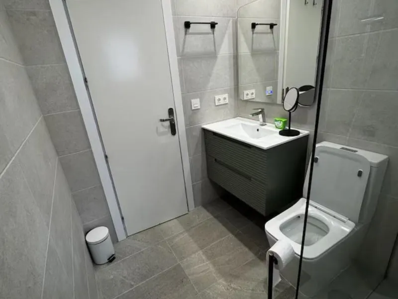 Newly renovated ground-floor apartment in the sought offer Aloha Gardens and heart of Marbella's sought-after Golf Valley. Ideally positioned within walking distance of the Aloha Golf clubhouse and just a short buggy ride from the renowned Las Brisas Golf