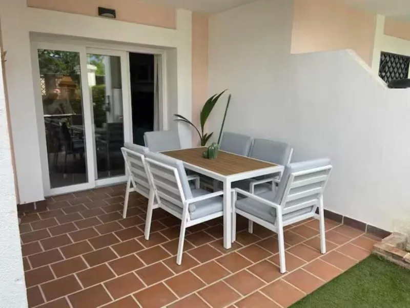Newly renovated ground-floor apartment in the sought offer Aloha Gardens and heart of Marbella's sought-after Golf Valley. Ideally positioned within walking distance of the Aloha Golf clubhouse and just a short buggy ride from the renowned Las Brisas Golf