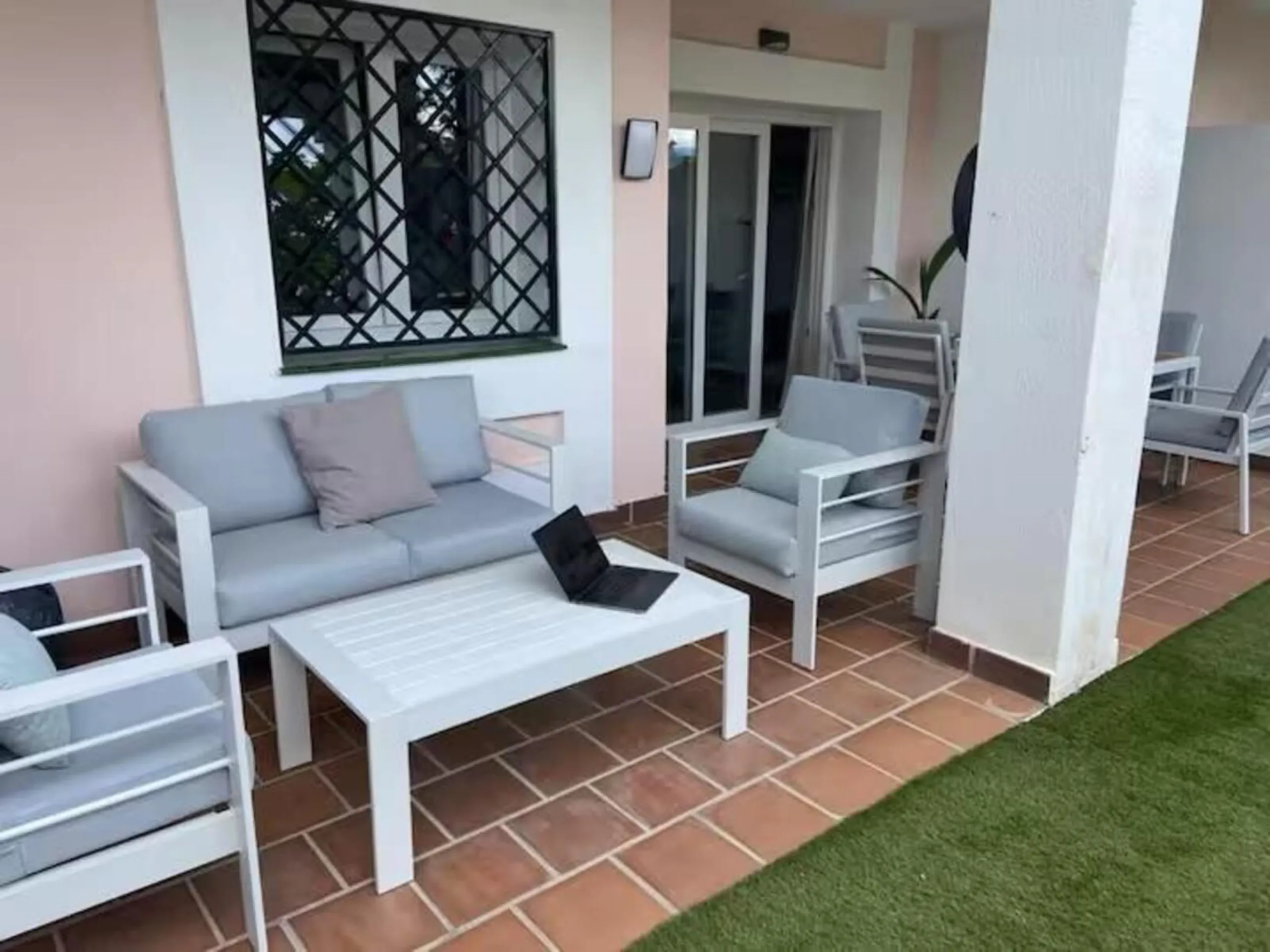 Newly renovated ground-floor apartment in the sought offer Aloha Gardens and heart of Marbella's sought-after Golf Valley. Ideally positioned within walking distance of the Aloha Golf clubhouse and just a short buggy ride from the renowned Las Brisas Golf