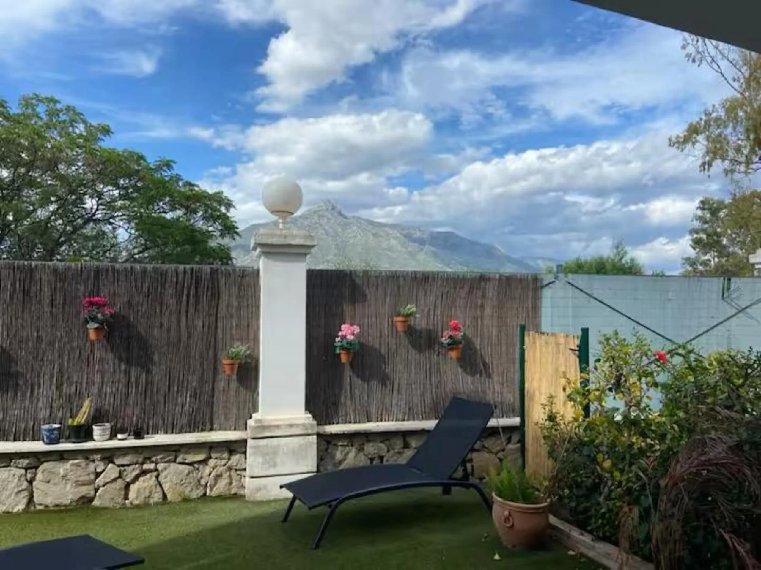 Newly renovated ground-floor apartment in the sought offer Aloha Gardens and heart of Marbella's sought-after Golf Valley. Ideally positioned within walking distance of the Aloha Golf clubhouse and just a short buggy ride from the renowned Las Brisas Golf