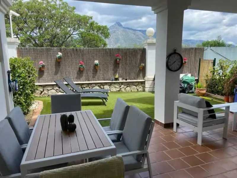 Newly renovated ground-floor apartment in the sought offer Aloha Gardens and heart of Marbella's sought-after Golf Valley. Ideally positioned within walking distance of the Aloha Golf clubhouse and just a short buggy ride from the renowned Las Brisas Golf