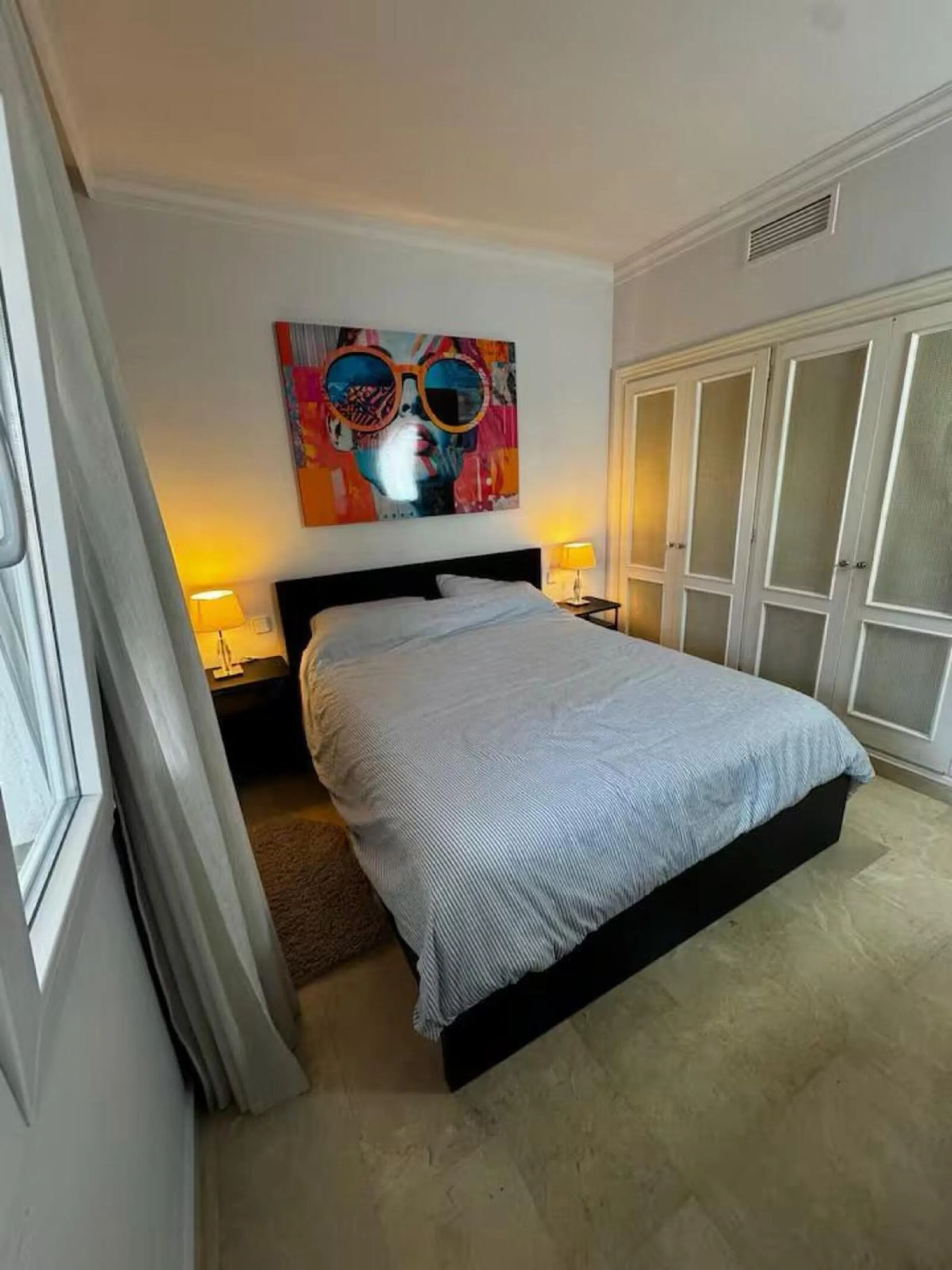 Newly renovated ground-floor apartment in the sought offer Aloha Gardens and heart of Marbella's sought-after Golf Valley. Ideally positioned within walking distance of the Aloha Golf clubhouse and just a short buggy ride from the renowned Las Brisas Golf