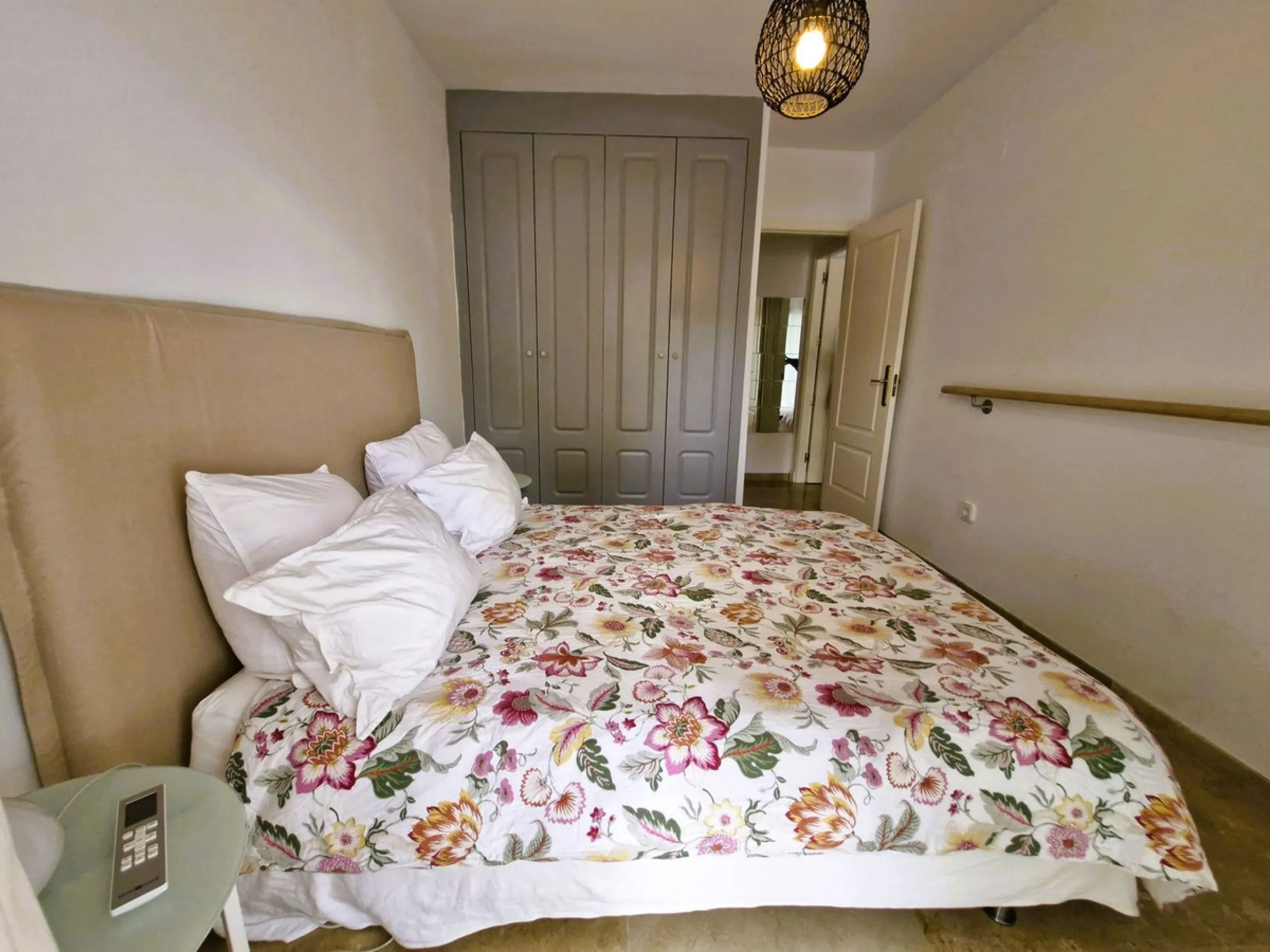 This beautiful apartment is located in an established urbanization in Las Lomas del Marbella Club, with communal garden and swimming pool, just 5 minutes from Marbella center, Puerto Banus and the beach. Le gatad complex with 24hours manned security.