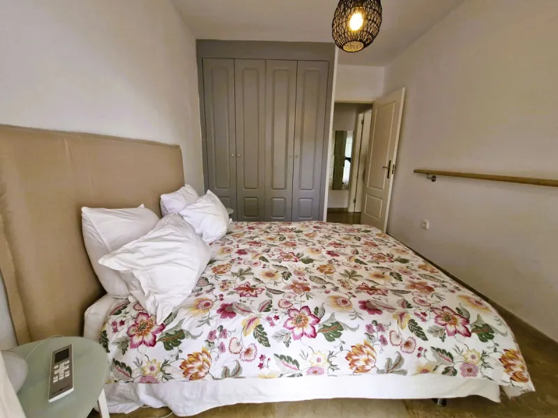 This beautiful apartment is located in an established urbanization in Las Lomas del Marbella Club, with communal garden and swimming pool, just 5 minutes from Marbella center, Puerto Banus and the beach. Le gatad complex with 24hours manned security.