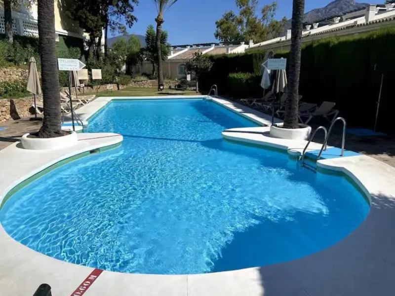 Newly renovated ground-floor apartment in the sought offer Aloha Gardens and heart of Marbella's sought-after Golf Valley. Ideally positioned within walking distance of the Aloha Golf clubhouse and just a short buggy ride from the renowned Las Brisas Golf