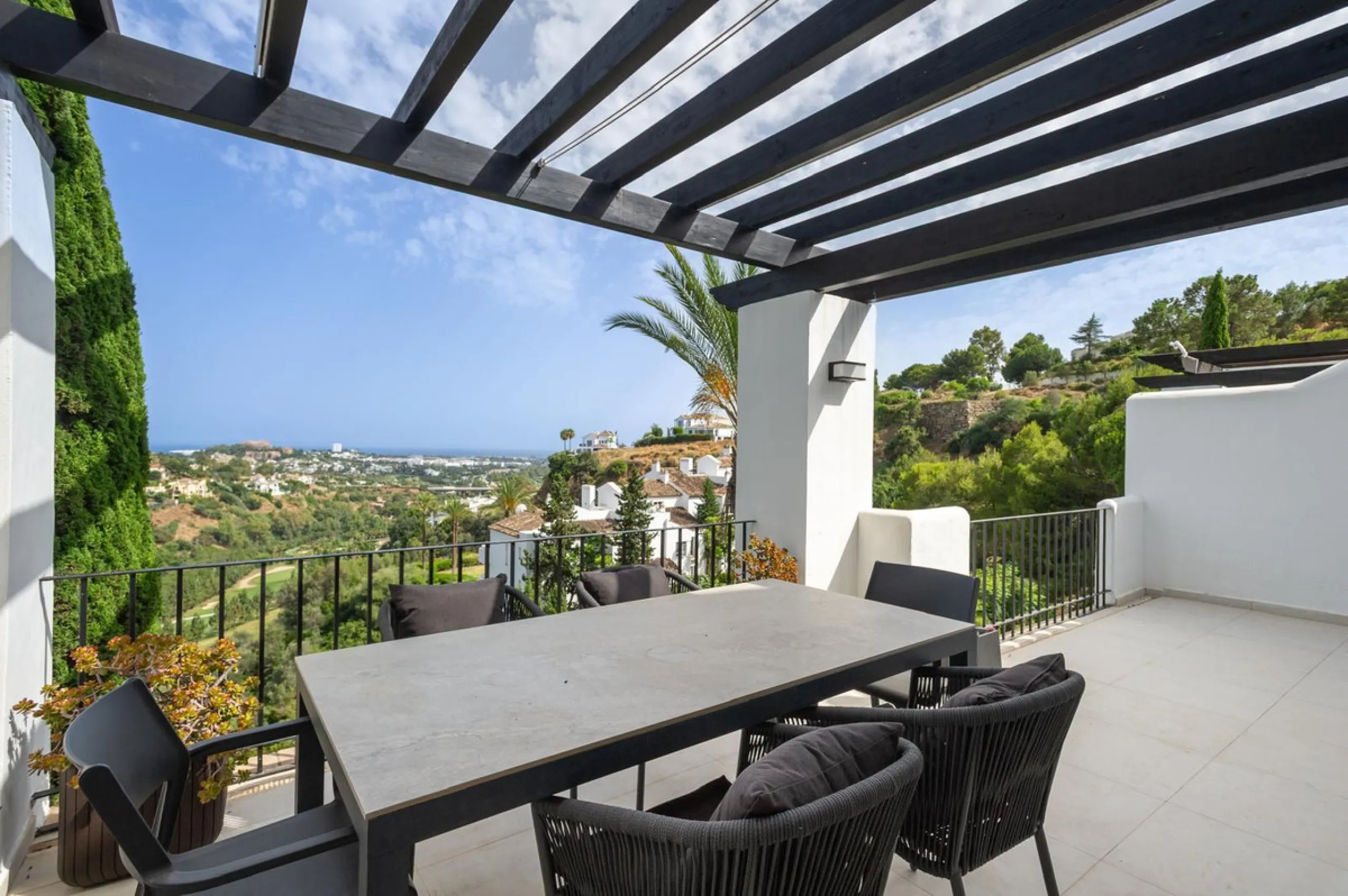 Apartment - Penthouse в продаже в Benahavís, Málaga. В доме 3 спален и 3 ванных комнат. Площадь дома 148 м²