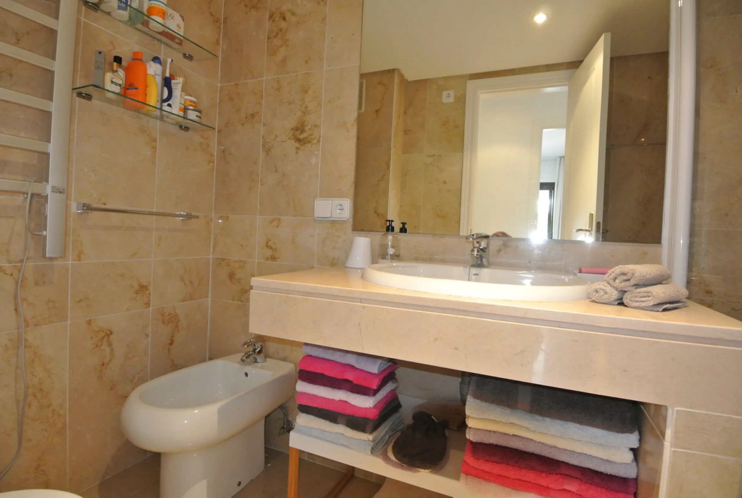 This beautiful apartment is located in an established urbanization in Las Lomas del Marbella Club, with communal garden and swimming pool, just 5 minutes from Marbella center, Puerto Banus and the beach. Le gatad complex with 24hours manned security.