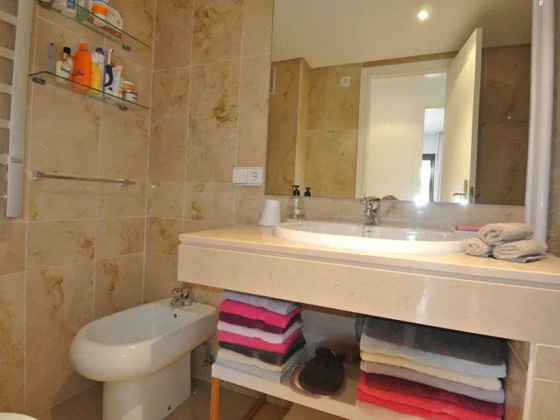 This beautiful apartment is located in an established urbanization in Las Lomas del Marbella Club, with communal garden and swimming pool, just 5 minutes from Marbella center, Puerto Banus and the beach. Le gatad complex with 24hours manned security.