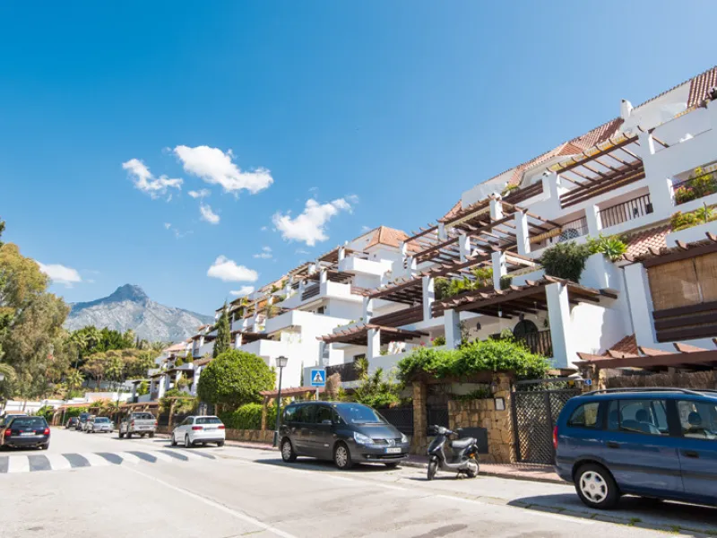 This beautiful apartment is located in an established urbanization in Las Lomas del Marbella Club, with communal garden and swimming pool, just 5 minutes from Marbella center, Puerto Banus and the beach. Le gatad complex with 24hours manned security.