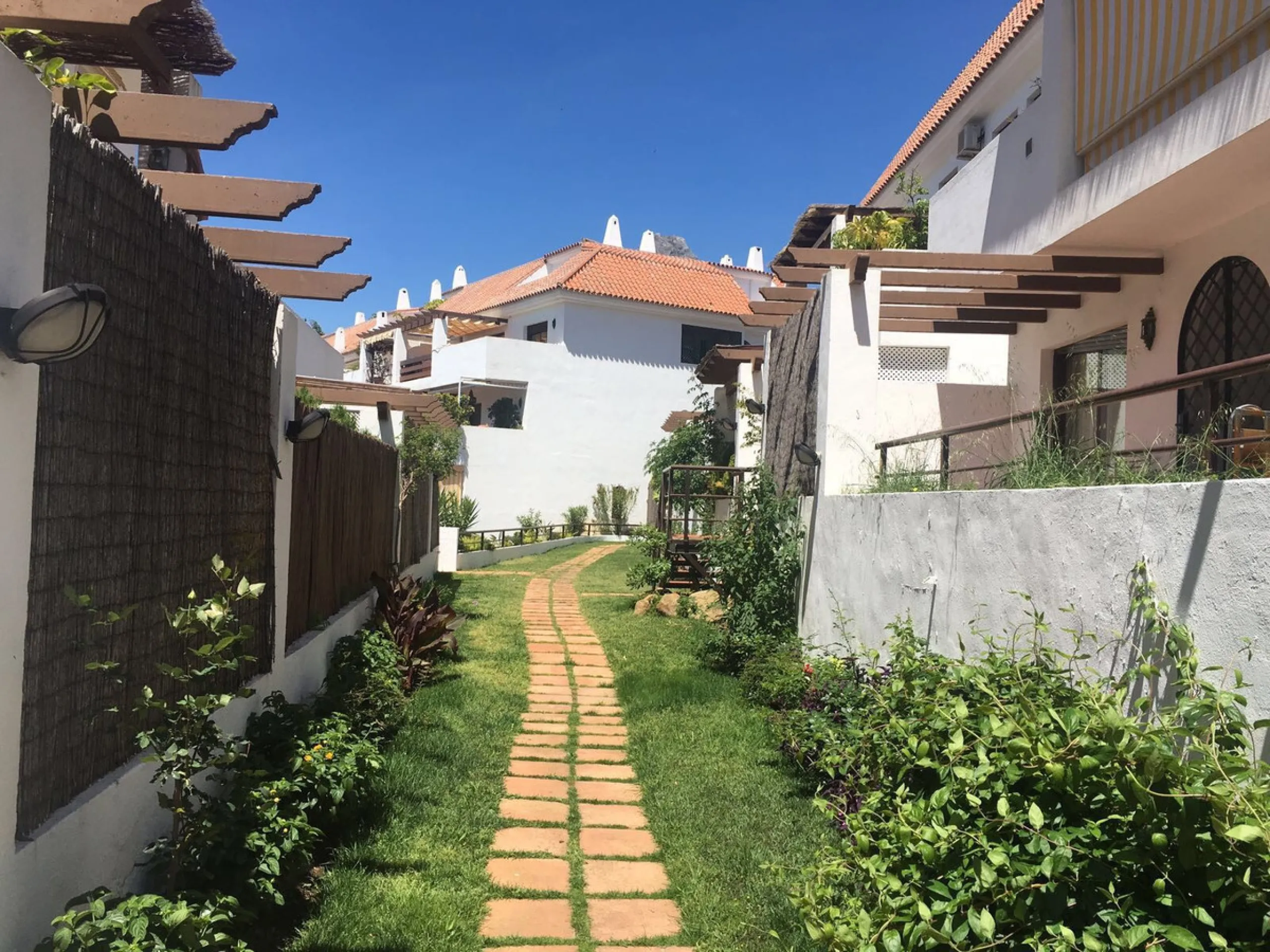 This beautiful apartment is located in an established urbanization in Las Lomas del Marbella Club, with communal garden and swimming pool, just 5 minutes from Marbella center, Puerto Banus and the beach. Le gatad complex with 24hours manned security.