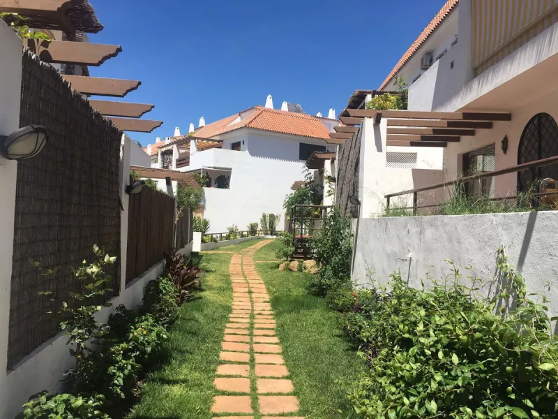 This beautiful apartment is located in an established urbanization in Las Lomas del Marbella Club, with communal garden and swimming pool, just 5 minutes from Marbella center, Puerto Banus and the beach. Le gatad complex with 24hours manned security.