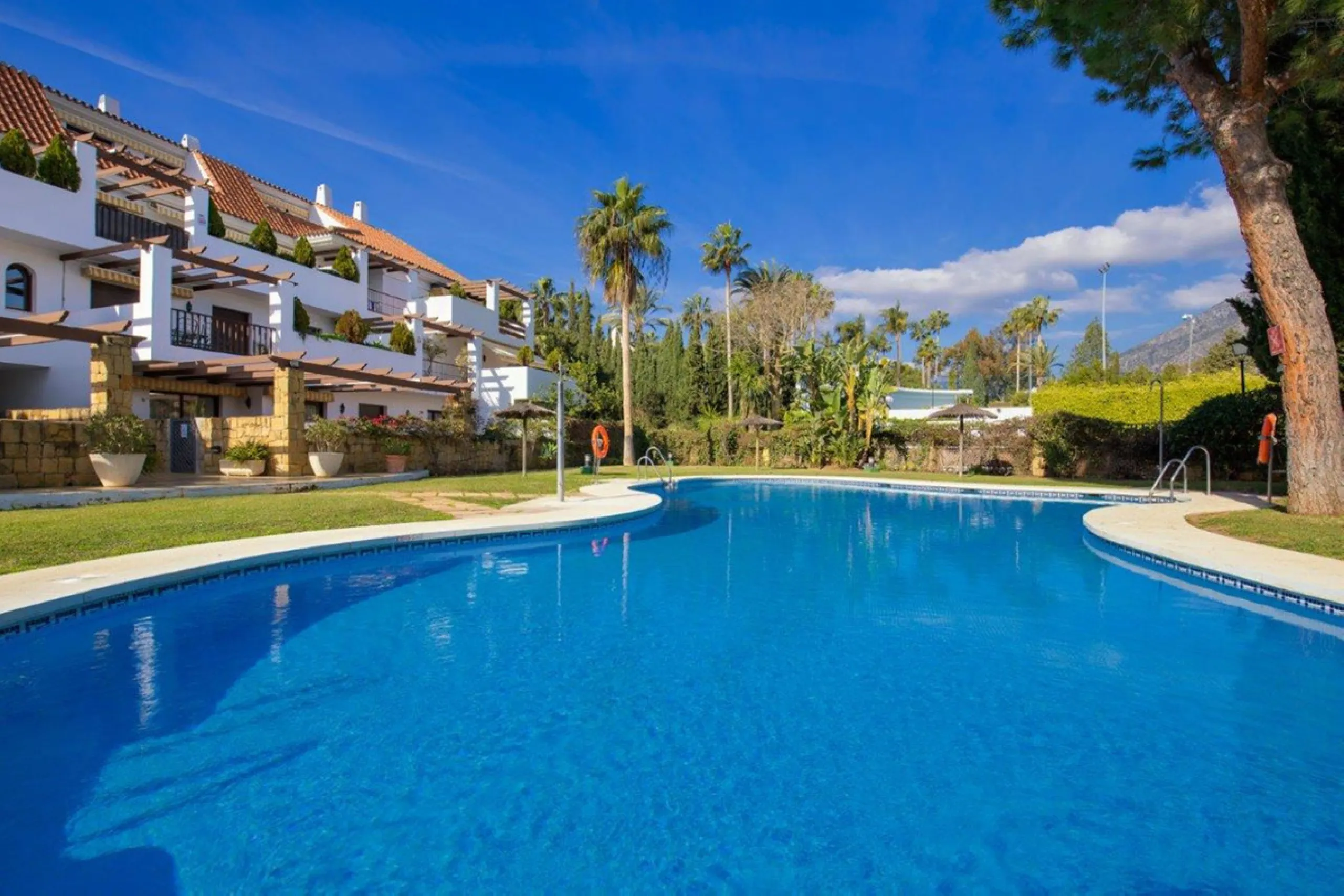 This beautiful apartment is located in an established urbanization in Las Lomas del Marbella Club, with communal garden and swimming pool, just 5 minutes from Marbella center, Puerto Banus and the beach. Le gatad complex with 24hours manned security.