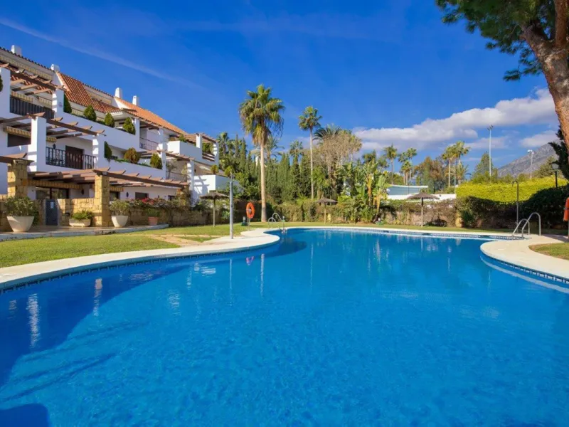 This beautiful apartment is located in an established urbanization in Las Lomas del Marbella Club, with communal garden and swimming pool, just 5 minutes from Marbella center, Puerto Banus and the beach. Le gatad complex with 24hours manned security.