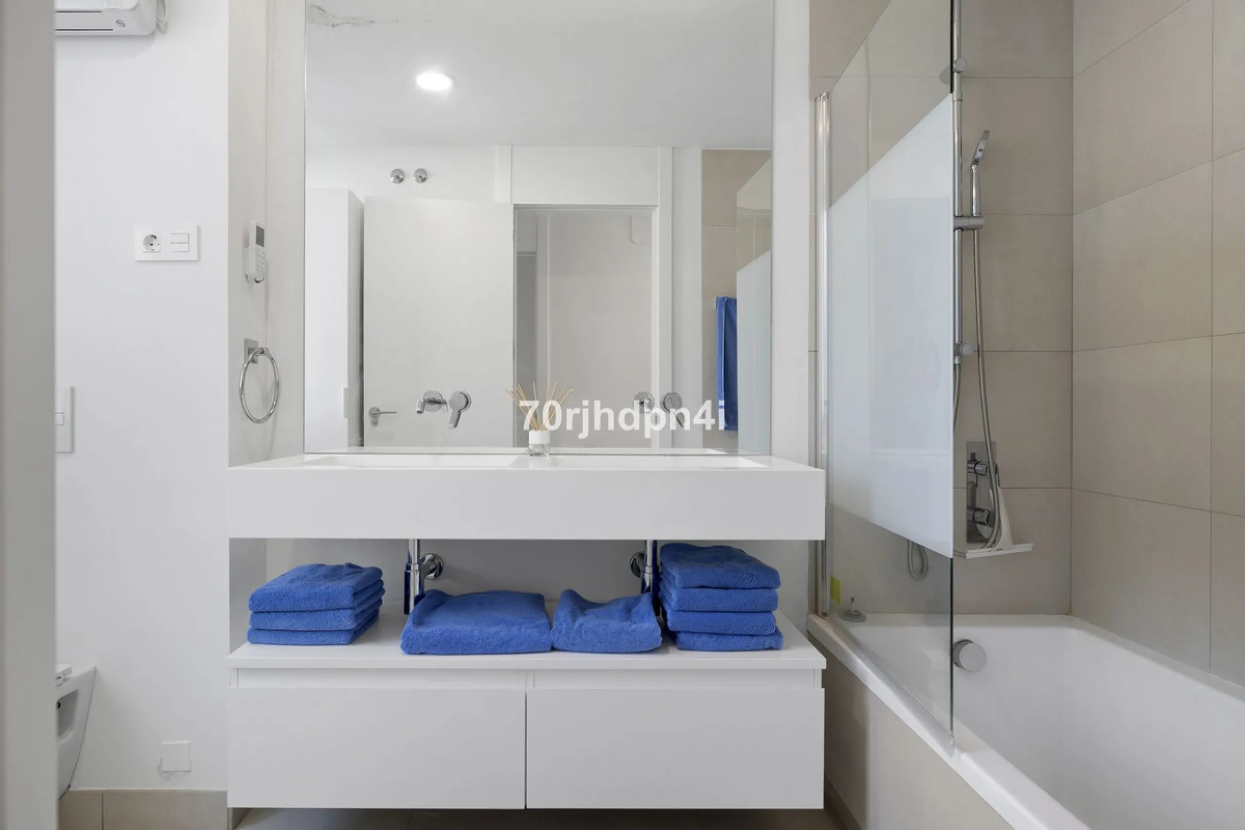 Modern first-floor apartment in ONE Residences, Calanova Golf, offering panoramic sea and golf views. South-facing with a spacious 40 m² terrace.