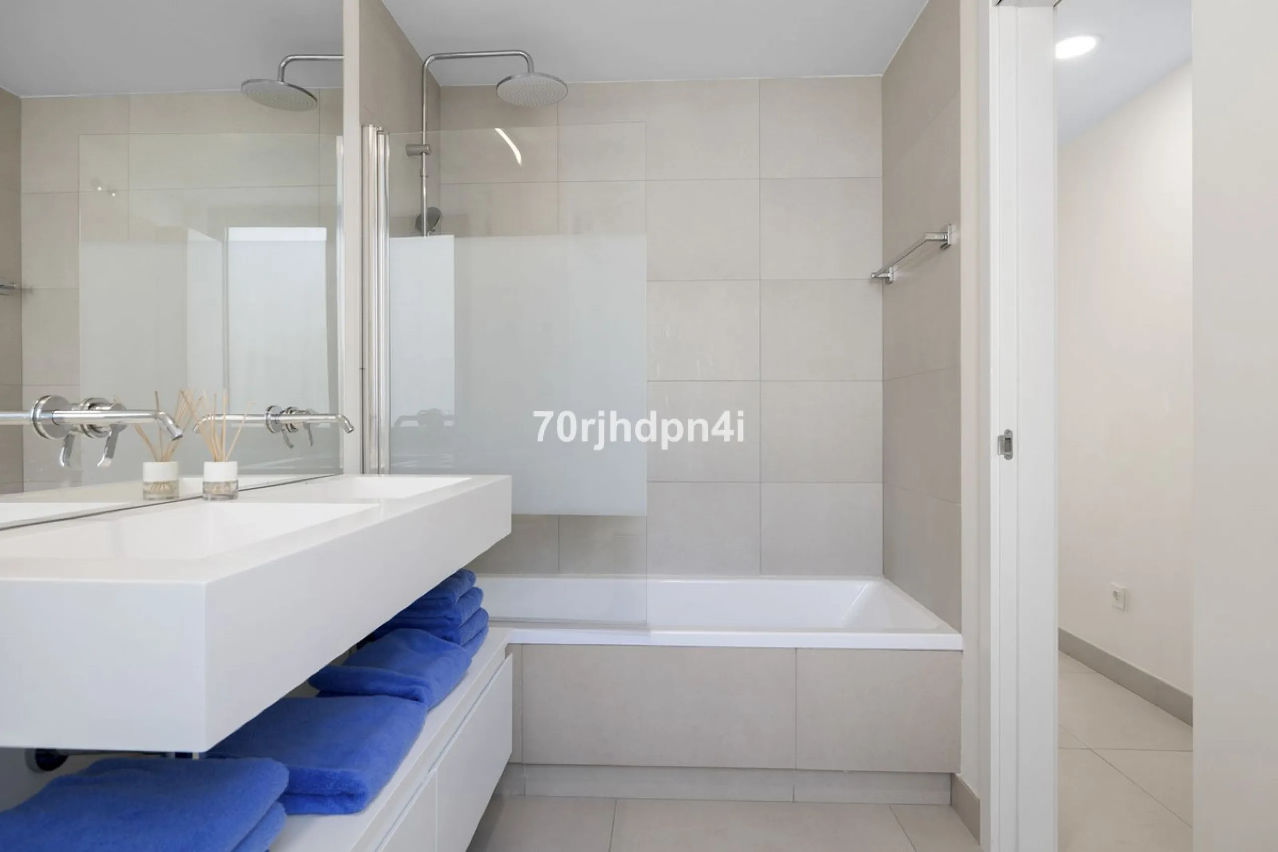 Modern first-floor apartment in ONE Residences, Calanova Golf, offering panoramic sea and golf views. South-facing with a spacious 40 m² terrace.