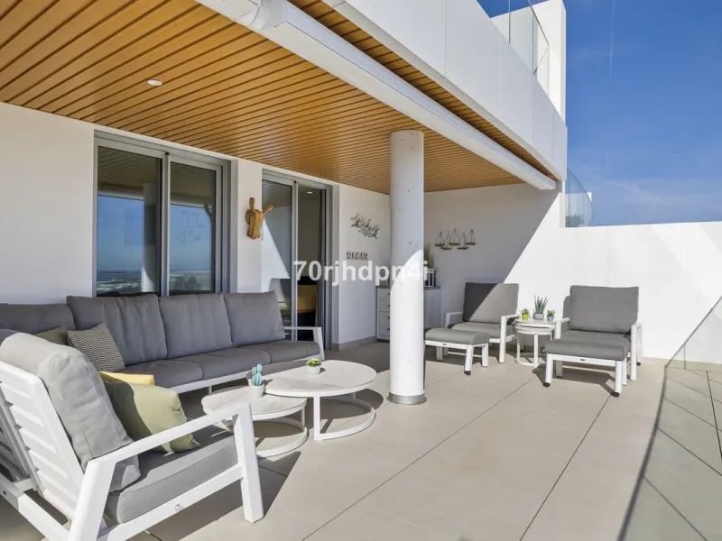 Modern first-floor apartment in ONE Residences, Calanova Golf, offering panoramic sea and golf views. South-facing with a spacious 40 m² terrace.
