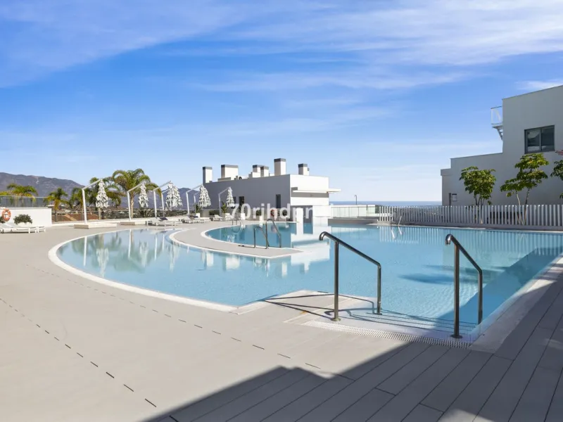 Modern first-floor apartment in ONE Residences, Calanova Golf, offering panoramic sea and golf views. South-facing with a spacious 40 m² terrace.