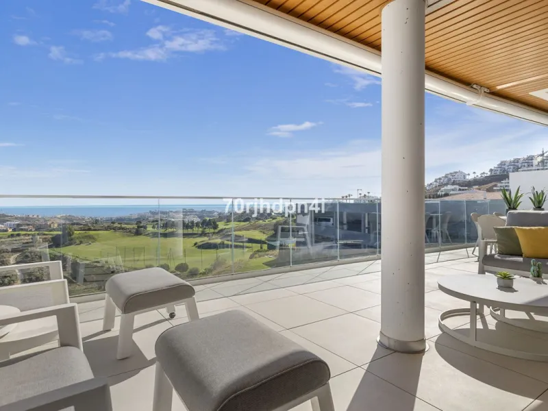 Modern first-floor apartment in ONE Residences, Calanova Golf, offering panoramic sea and golf views. South-facing with a spacious 40 m² terrace.