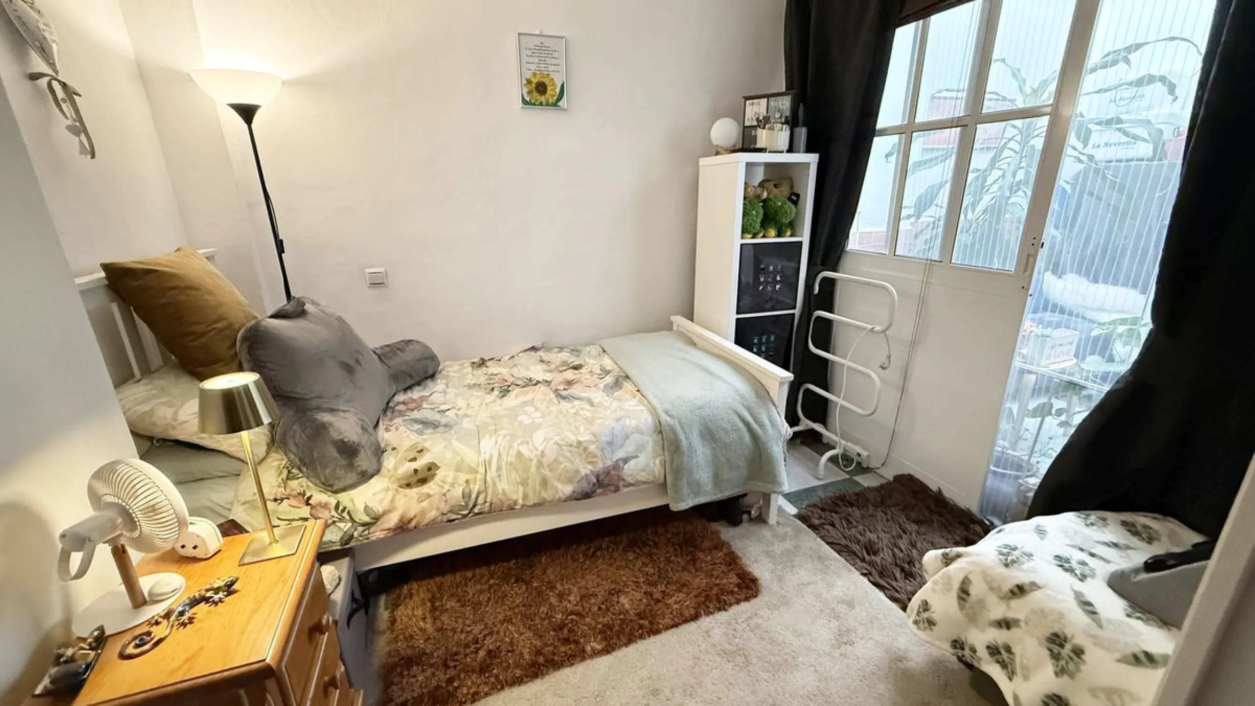Ruhig gelegen im Herzen von Alhaurín el Grande bietet dieses geräumige und vielseitige Reihenhaus großzügiges Wohnen nur wenige Gehminuten von allen örtlichen Annehmlichkeiten, Geschäften, Restaurants und Dienstleistungen entfernt