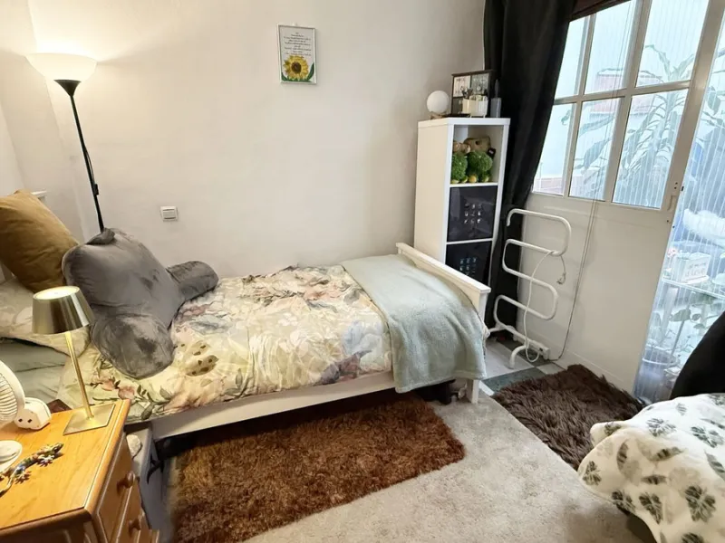 Ruhig gelegen im Herzen von Alhaurín el Grande bietet dieses geräumige und vielseitige Reihenhaus großzügiges Wohnen nur wenige Gehminuten von allen örtlichen Annehmlichkeiten, Geschäften, Restaurants und Dienstleistungen entfernt