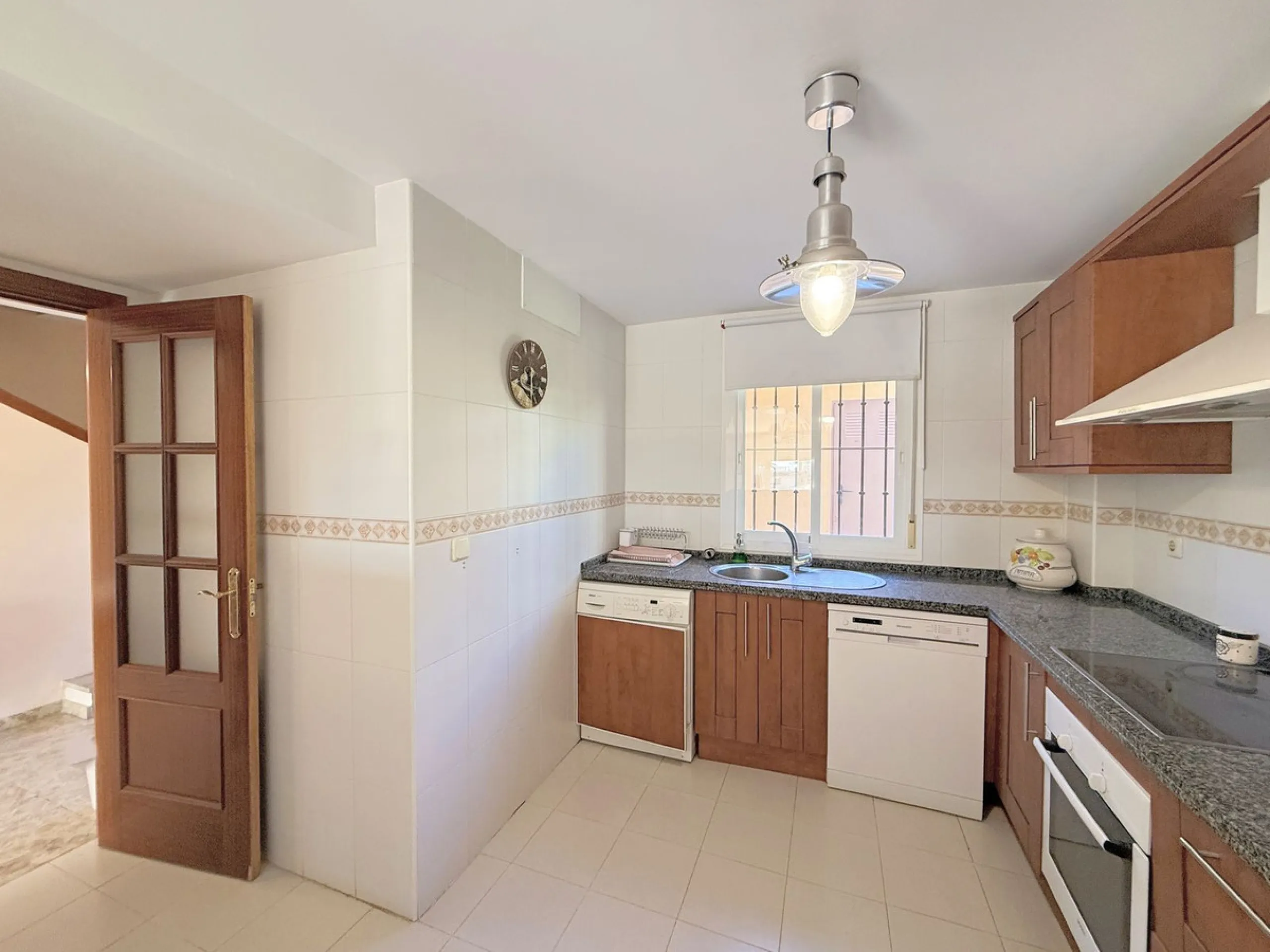 WONDERFUL CORNER TOWNHOUSE WITH SEA VIEWS, LARGE GARDEN, SOLARIUM AND PRIVATE ELEVATOR, ESTEPONA