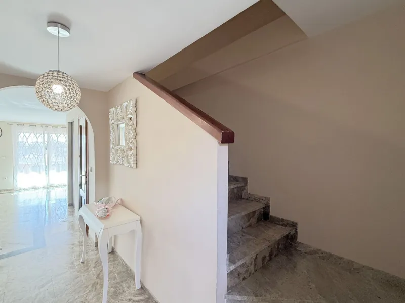WONDERFUL CORNER TOWNHOUSE WITH SEA VIEWS, LARGE GARDEN, SOLARIUM AND PRIVATE ELEVATOR, ESTEPONA