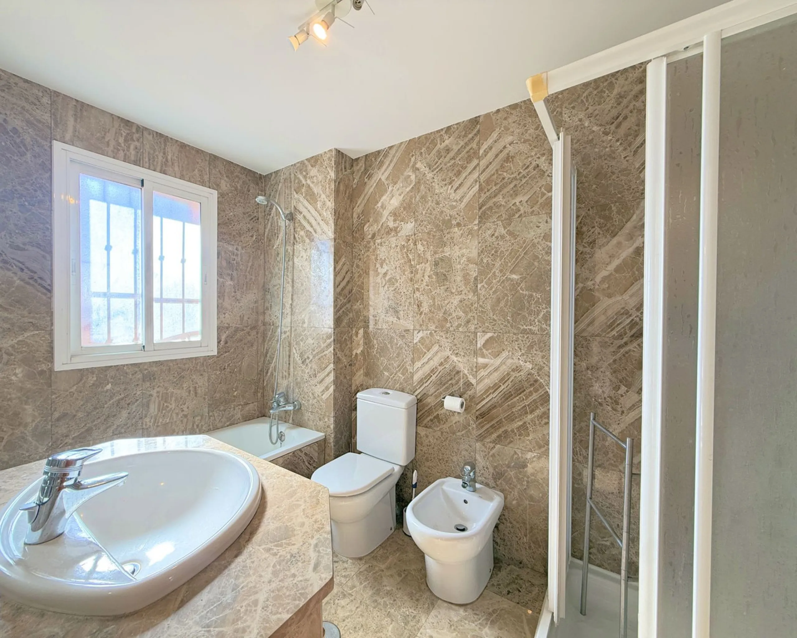 WONDERFUL CORNER TOWNHOUSE WITH SEA VIEWS, LARGE GARDEN, SOLARIUM AND PRIVATE ELEVATOR, ESTEPONA