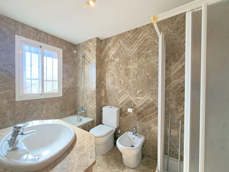 WONDERFUL CORNER TOWNHOUSE WITH SEA VIEWS, LARGE GARDEN, SOLARIUM AND PRIVATE ELEVATOR, ESTEPONA