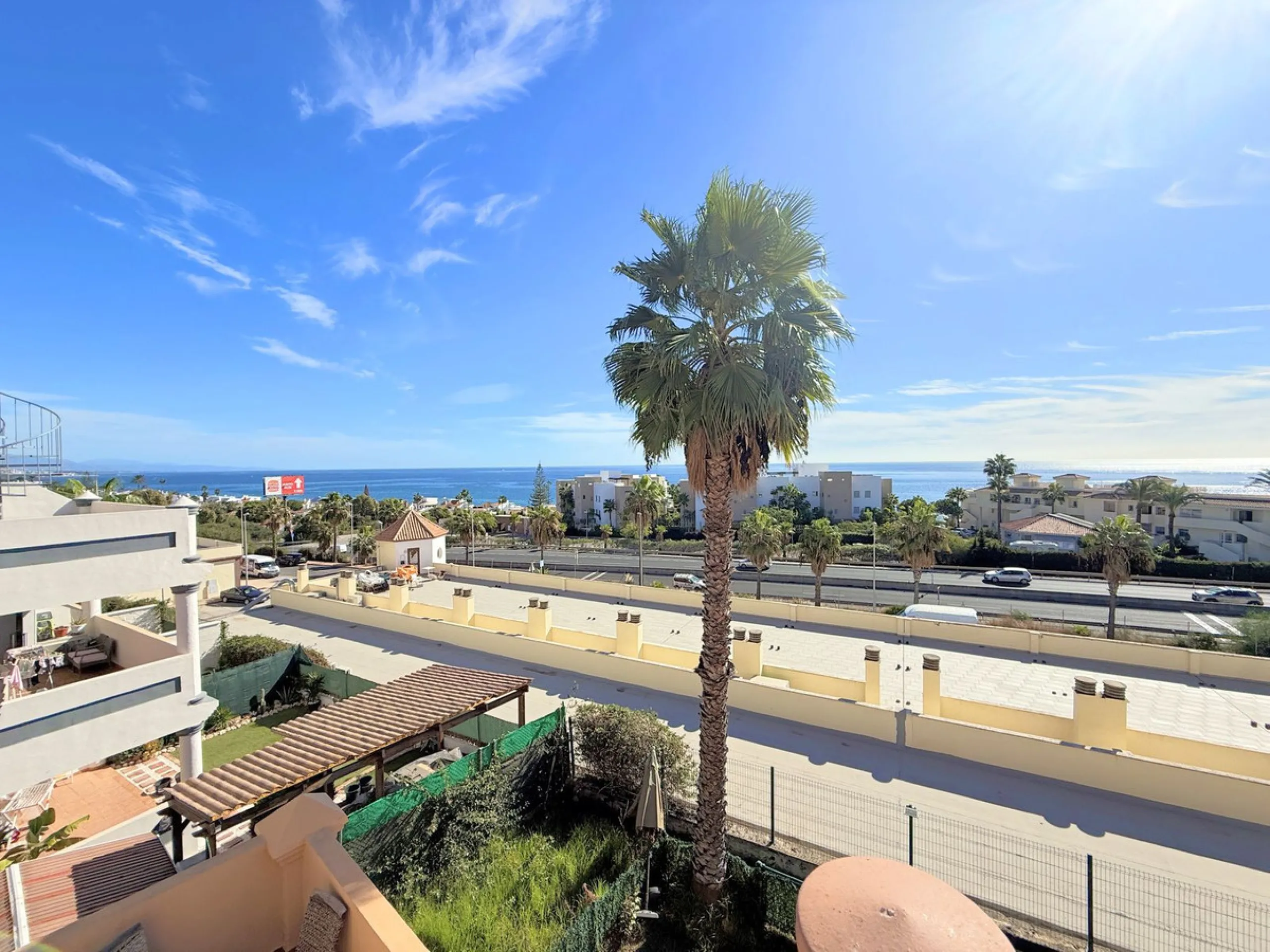 WONDERFUL CORNER TOWNHOUSE WITH SEA VIEWS, LARGE GARDEN, SOLARIUM AND PRIVATE ELEVATOR, ESTEPONA