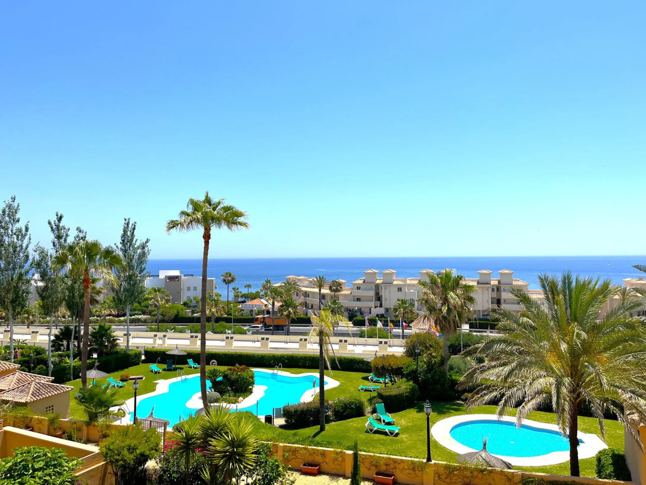 WONDERFUL CORNER TOWNHOUSE WITH SEA VIEWS, LARGE GARDEN, SOLARIUM AND PRIVATE ELEVATOR, ESTEPONA