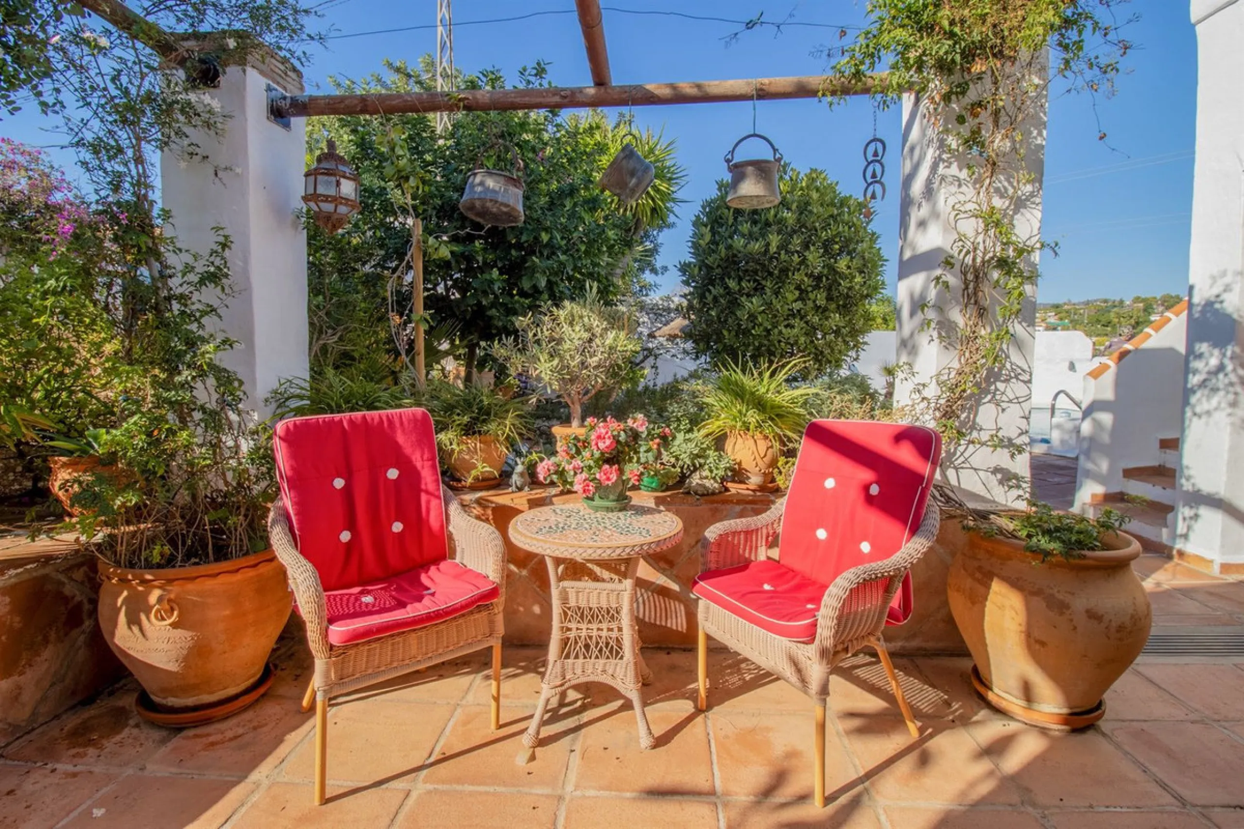 In the sought-after area of Tablazos, between Frigiliana and Nerja, you will find this cosy and charming villa that offers both comfort and character. The house features four bedrooms and three bathrooms, a living room full of personality, and a beautiful