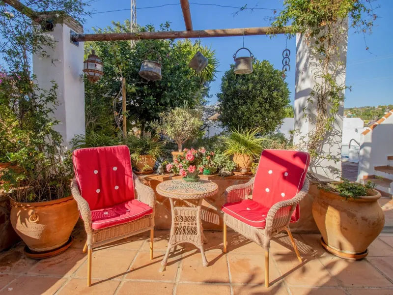 In the sought-after area of Tablazos, between Frigiliana and Nerja, you will find this cosy and charming villa that offers both comfort and character. The house features four bedrooms and three bathrooms, a living room full of personality, and a beautiful