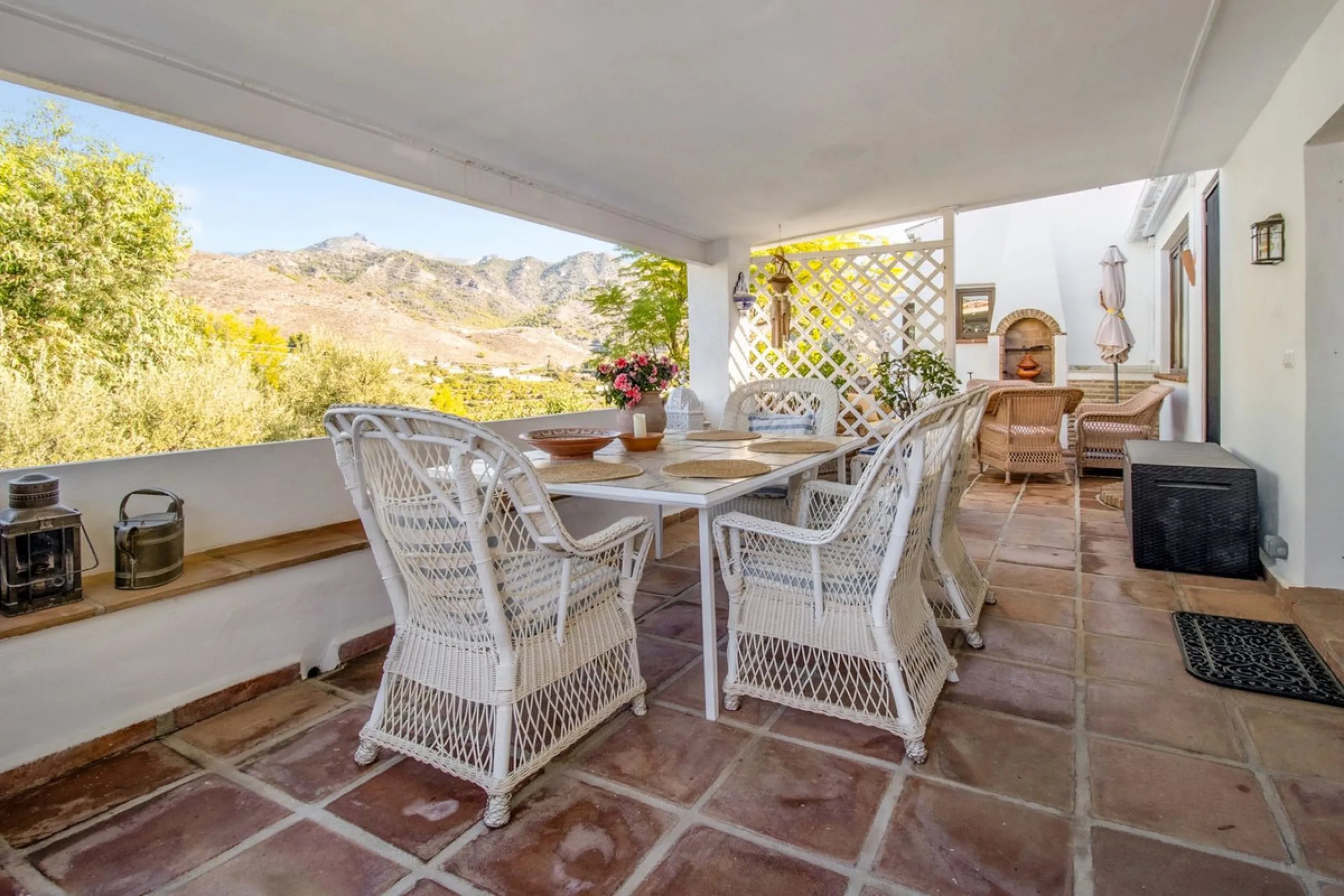 In the sought-after area of Tablazos, between Frigiliana and Nerja, you will find this cosy and charming villa that offers both comfort and character. The house features four bedrooms and three bathrooms, a living room full of personality, and a beautiful