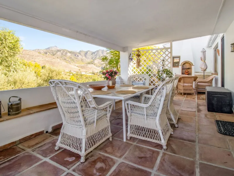 In the sought-after area of Tablazos, between Frigiliana and Nerja, you will find this cosy and charming villa that offers both comfort and character. The house features four bedrooms and three bathrooms, a living room full of personality, and a beautiful