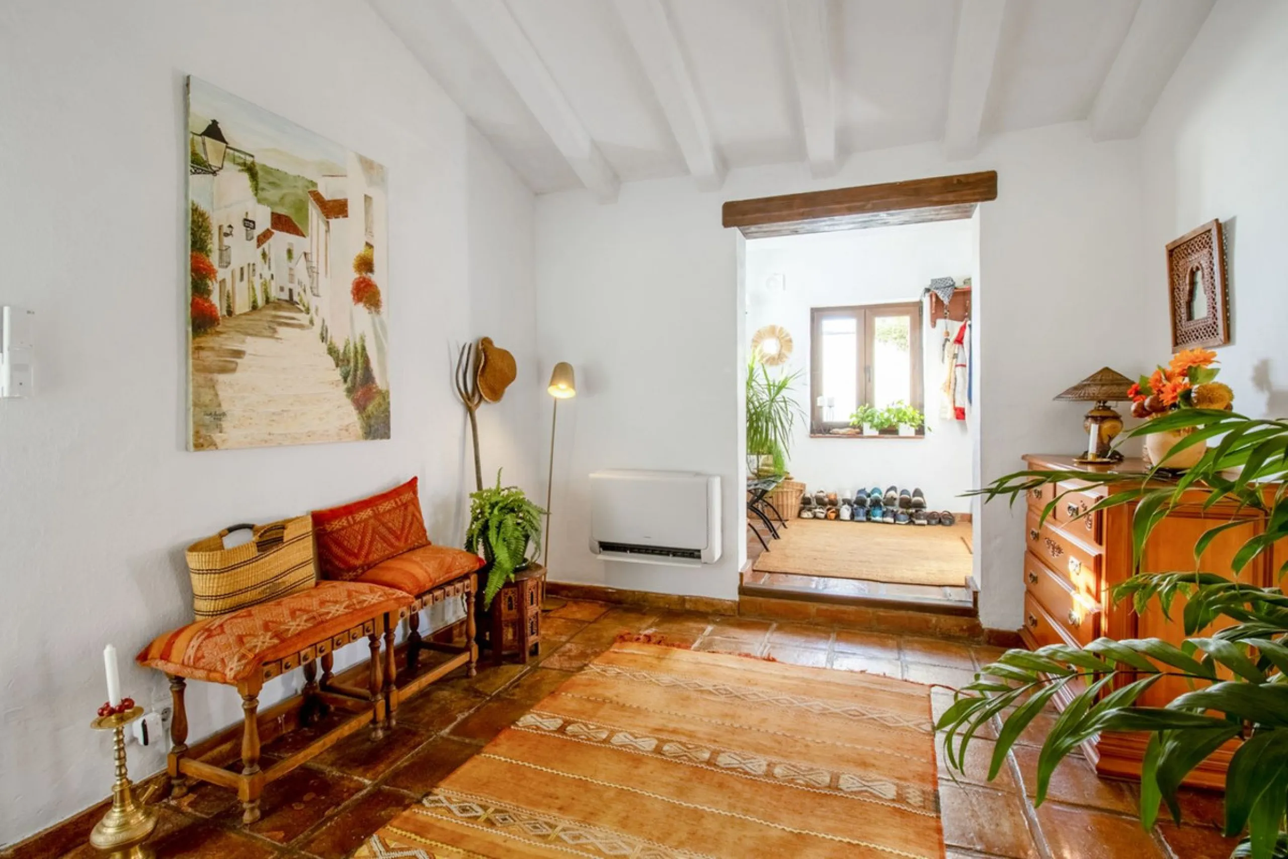In the sought-after area of Tablazos, between Frigiliana and Nerja, you will find this cosy and charming villa that offers both comfort and character. The house features four bedrooms and three bathrooms, a living room full of personality, and a beautiful