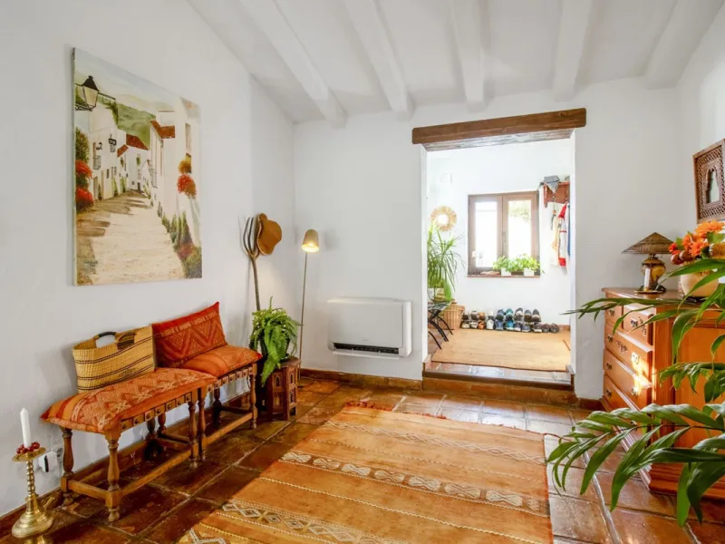 In the sought-after area of Tablazos, between Frigiliana and Nerja, you will find this cosy and charming villa that offers both comfort and character. The house features four bedrooms and three bathrooms, a living room full of personality, and a beautiful