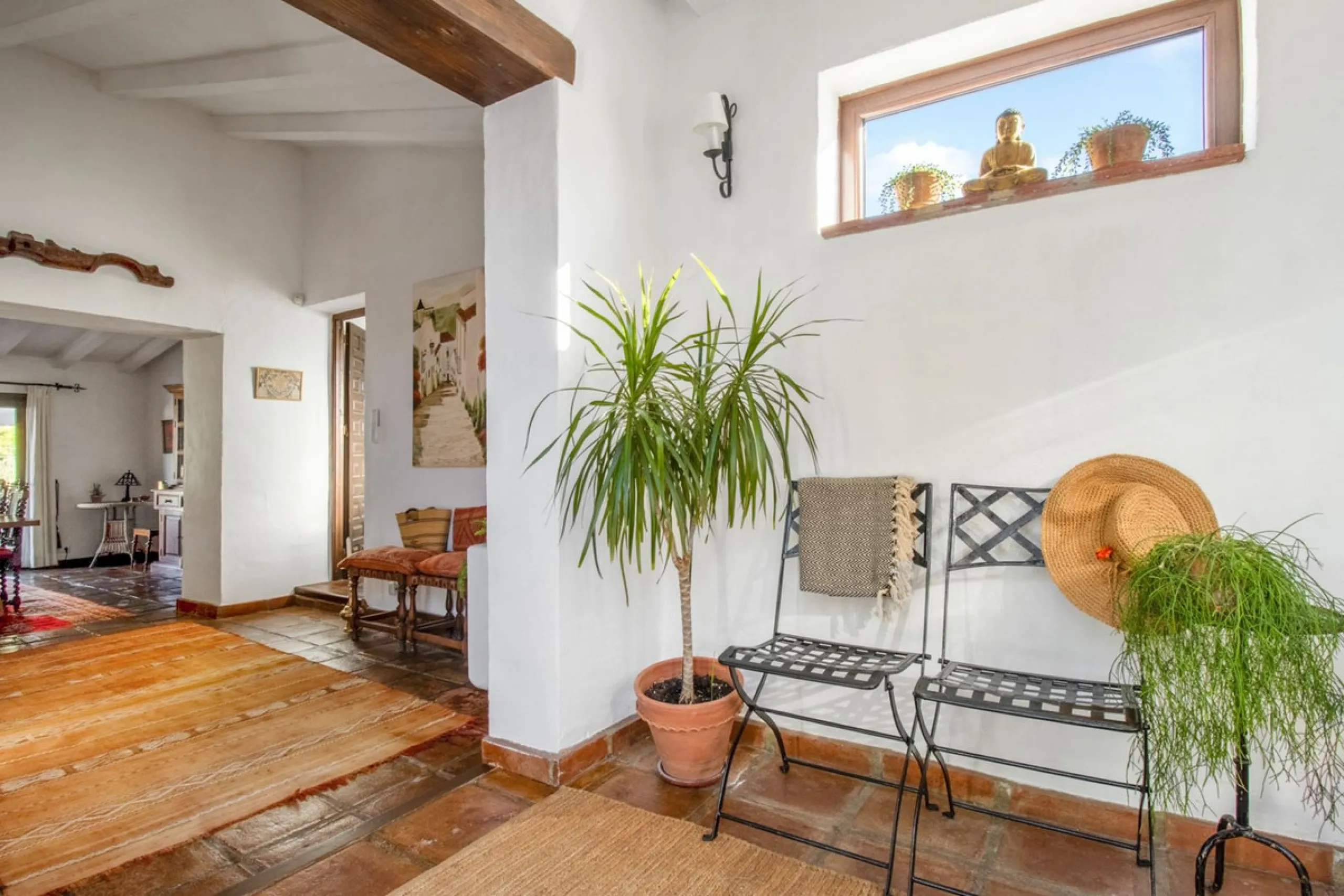 In the sought-after area of Tablazos, between Frigiliana and Nerja, you will find this cosy and charming villa that offers both comfort and character. The house features four bedrooms and three bathrooms, a living room full of personality, and a beautiful