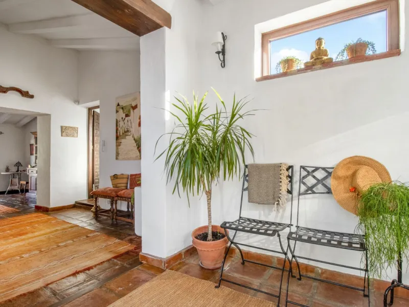 In the sought-after area of Tablazos, between Frigiliana and Nerja, you will find this cosy and charming villa that offers both comfort and character. The house features four bedrooms and three bathrooms, a living room full of personality, and a beautiful