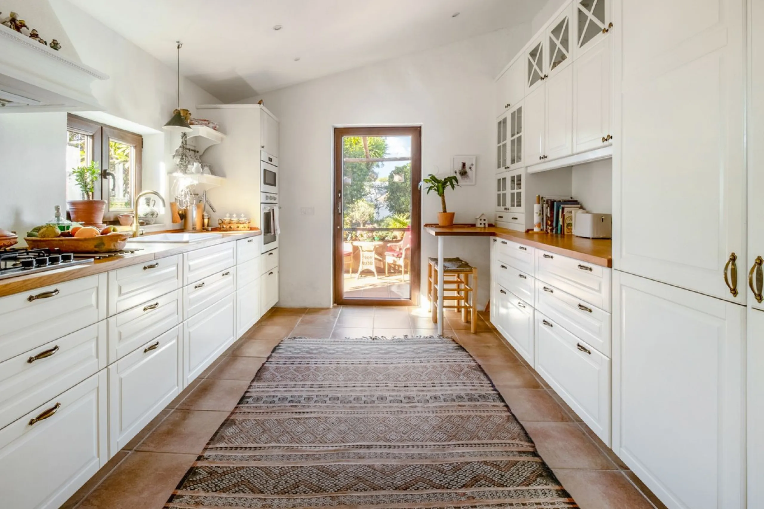 In the sought-after area of Tablazos, between Frigiliana and Nerja, you will find this cosy and charming villa that offers both comfort and character. The house features four bedrooms and three bathrooms, a living room full of personality, and a beautiful
