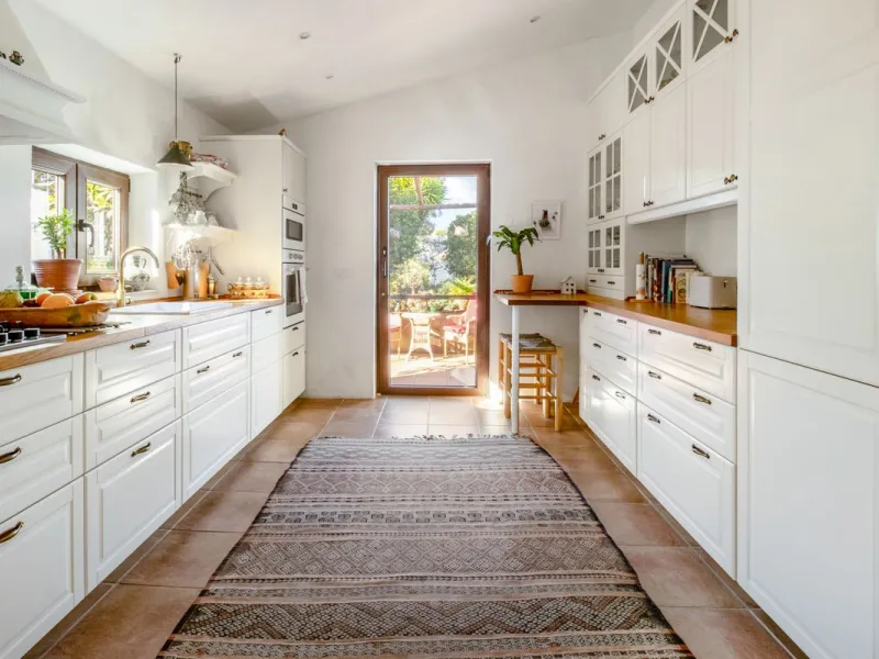 In the sought-after area of Tablazos, between Frigiliana and Nerja, you will find this cosy and charming villa that offers both comfort and character. The house features four bedrooms and three bathrooms, a living room full of personality, and a beautiful