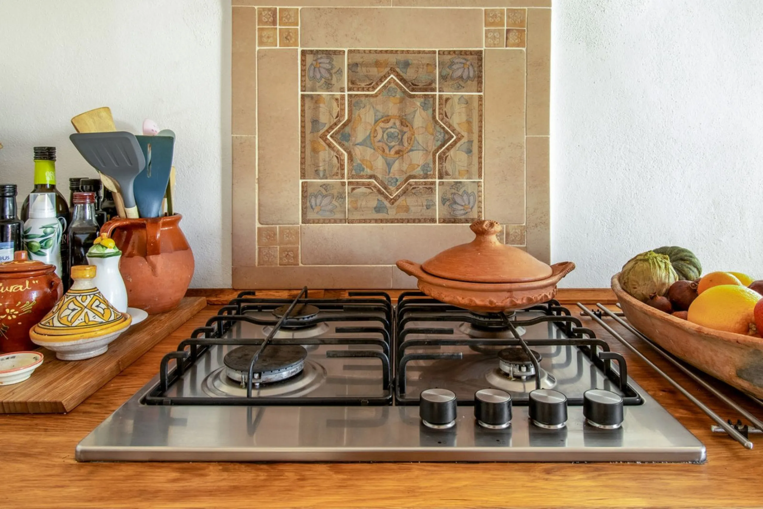 In the sought-after area of Tablazos, between Frigiliana and Nerja, you will find this cosy and charming villa that offers both comfort and character. The house features four bedrooms and three bathrooms, a living room full of personality, and a beautiful