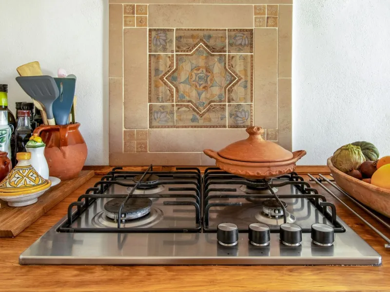 In the sought-after area of Tablazos, between Frigiliana and Nerja, you will find this cosy and charming villa that offers both comfort and character. The house features four bedrooms and three bathrooms, a living room full of personality, and a beautiful